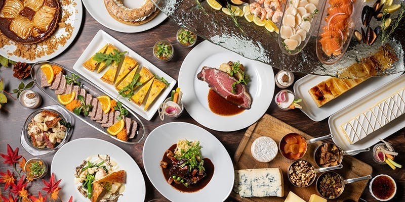 ローストビーフ含む選べるメインと22種の前菜＆デザートビュッフェ