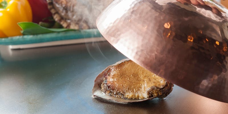 【国産活鮑付きステーキランチ】サラダ、国産活鮑、黒毛和牛サーロイン、焼き野菜など全6品