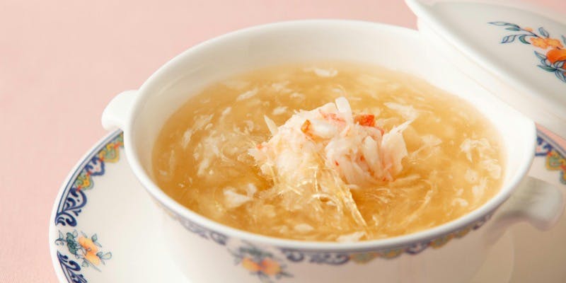 衣笠茸と蟹肉入りふかひれスープや牛肉の細切りXO醤炒めなど全8品＋1ドリンク（オンライン限定）