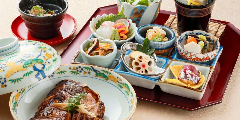 【日本料理 山里：鯛あら炊き御膳】季節の八寸、鯛あら炊き、吸物、ご飯、水物など