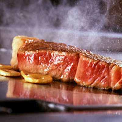 鉄板の上で繰り広げられるシェフの妙技と旬の味覚