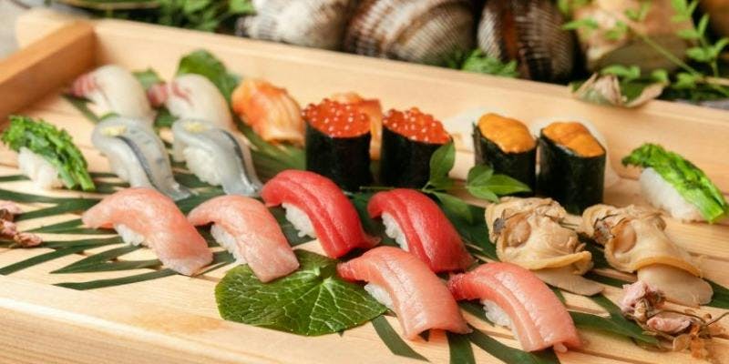 【蘭コース】お造り四種、季節の一品、にぎり寿司十貫を含む全8品