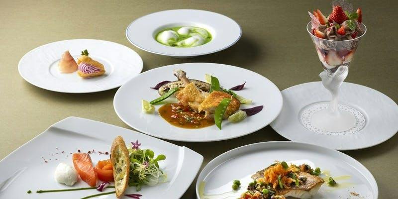 Dining DEUX MIL�i�h�D �~���j�^�����h�[���z�e��