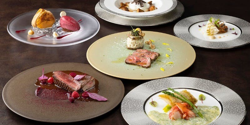Dining DEUX MIL�i�h�D �~���j�^�����h�[���z�e��