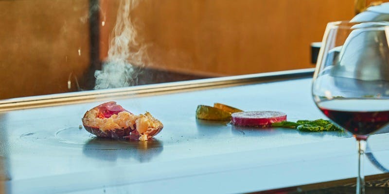 ホテル最上階で国産牛×イセエビ贅沢鉄板焼ランチ全6品