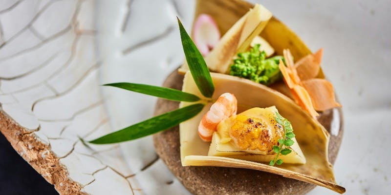 筍二味焼きやイセエビと山菜の天ぷら・和牛の鞍馬焼きなど春の二段重スタイルランチ＋選べる1ドリンク付き