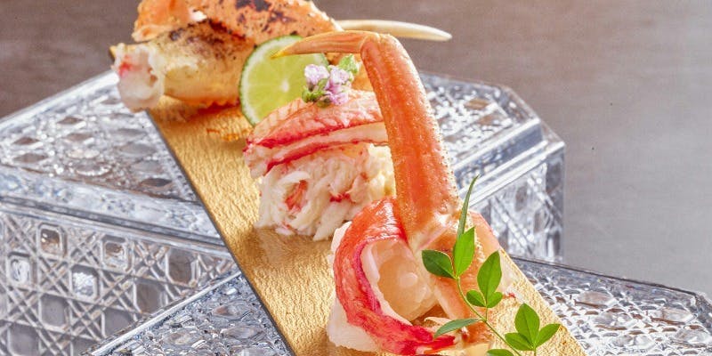 焼き蟹に毛蟹ほぐし、たらば蟹衣揚げや蟹の炊き込み御飯など二段重のお弁当ランチ（11/13～1/14）