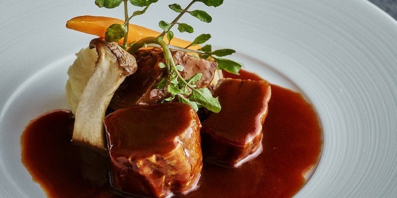 【平日・シーズナルセレクトランチ】牛肉を使用した月替わりのメインなど全5皿