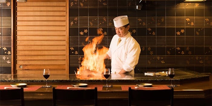 ランチは日替わりで1種類 浜松町 洋食や シェ ノブ の店内で 日本生まれの洋食を さんたつ By 散歩の達人