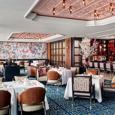 美術館さながらの調度品が来る人の目を楽しませてくれる