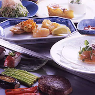 鉄板焼の魅力溢れるひと味違ったランチメニューもお楽しみください