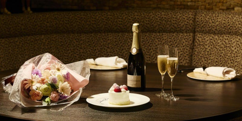 【ペアディナー】記念日や誕生日に＋乾杯シャンパン・ホールケーキ・ブーケ付（ソファ席確約・2名で3万円）