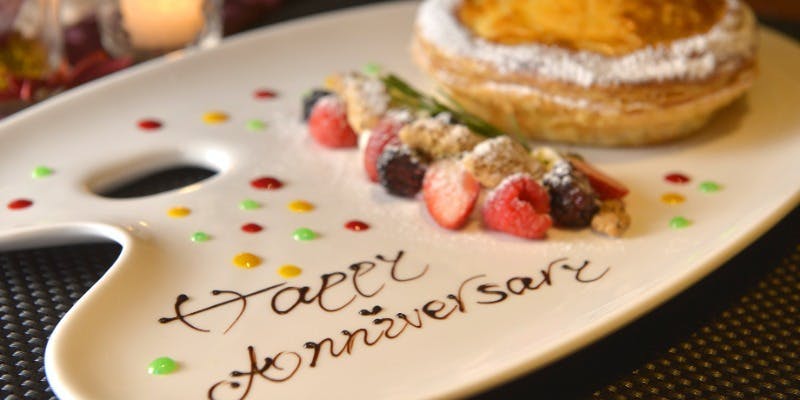 【記念日・誕生日におすすめ！アニバーサリーケーキは伝統のアップルパイで】選べるメイン＋乾杯ドリンク