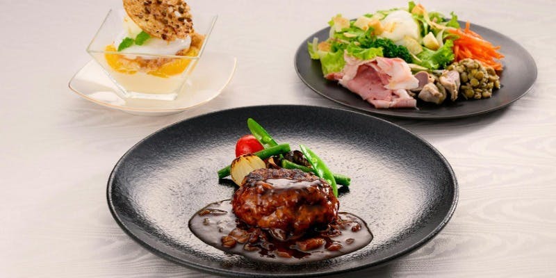 【東京駅直結・ホテルレストラン】前菜・選べるメインのランチコース＋乾杯ドリンク