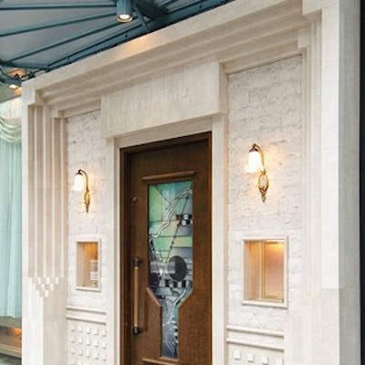 ステンドグラスが煌めく、アールデコ調の優美な空間