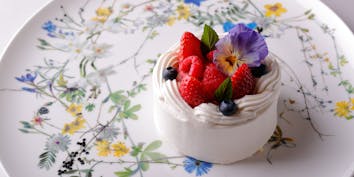 【Anniversary Lunch】ホールケーキ付きWメインランチコース 全5品 - ブリーズ・オブ・トウキョウ