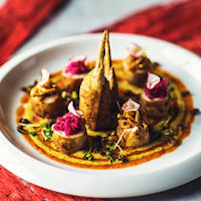 洗練された空間の中でアートにインスパイアされた料理を味わう