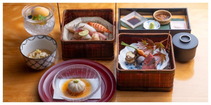 【伏見】二段籠盛りで味わうおまかせ寿司とステーキセット＋スパークリングワイン含む 1ドリンク付き