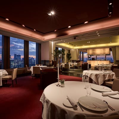 コンテンポラリーな内装と魅惑の眺望に酔いしれる