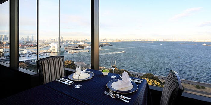 エスカーレ ホテルモントレ横浜店 年末年始限定 横浜港を眺めながら美味しいお料理を堪能 フルコースランチ アップグレード ランチ プラン メニュー 一休 Comレストラン