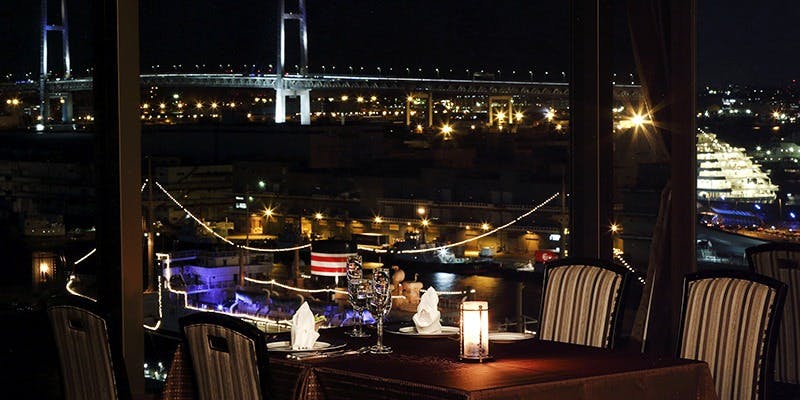 横浜の夜景を楽しめるレストラン 窓際確約の席で存分に景色を楽しむ レグリまとめ
