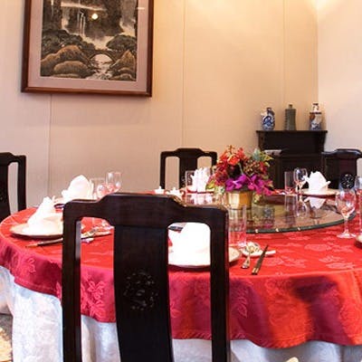 新宿夜景と多彩な個室・テーブル席で華やかなひとときを