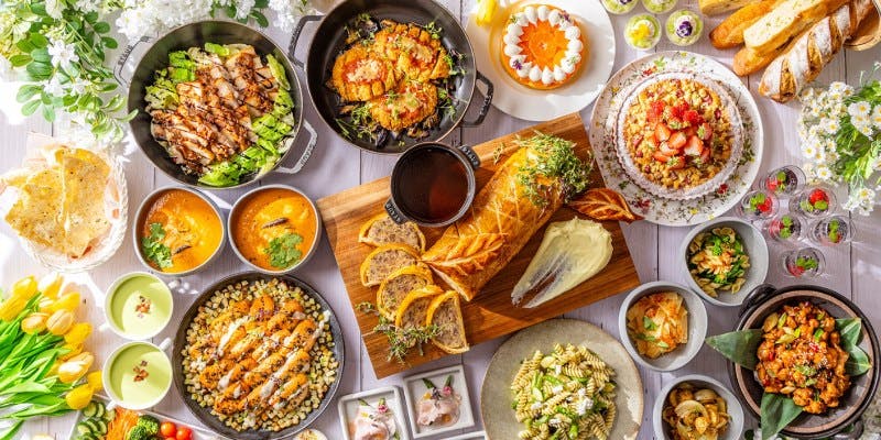 パエリアやローストビーフ、パスタなど季節感あふれる料理