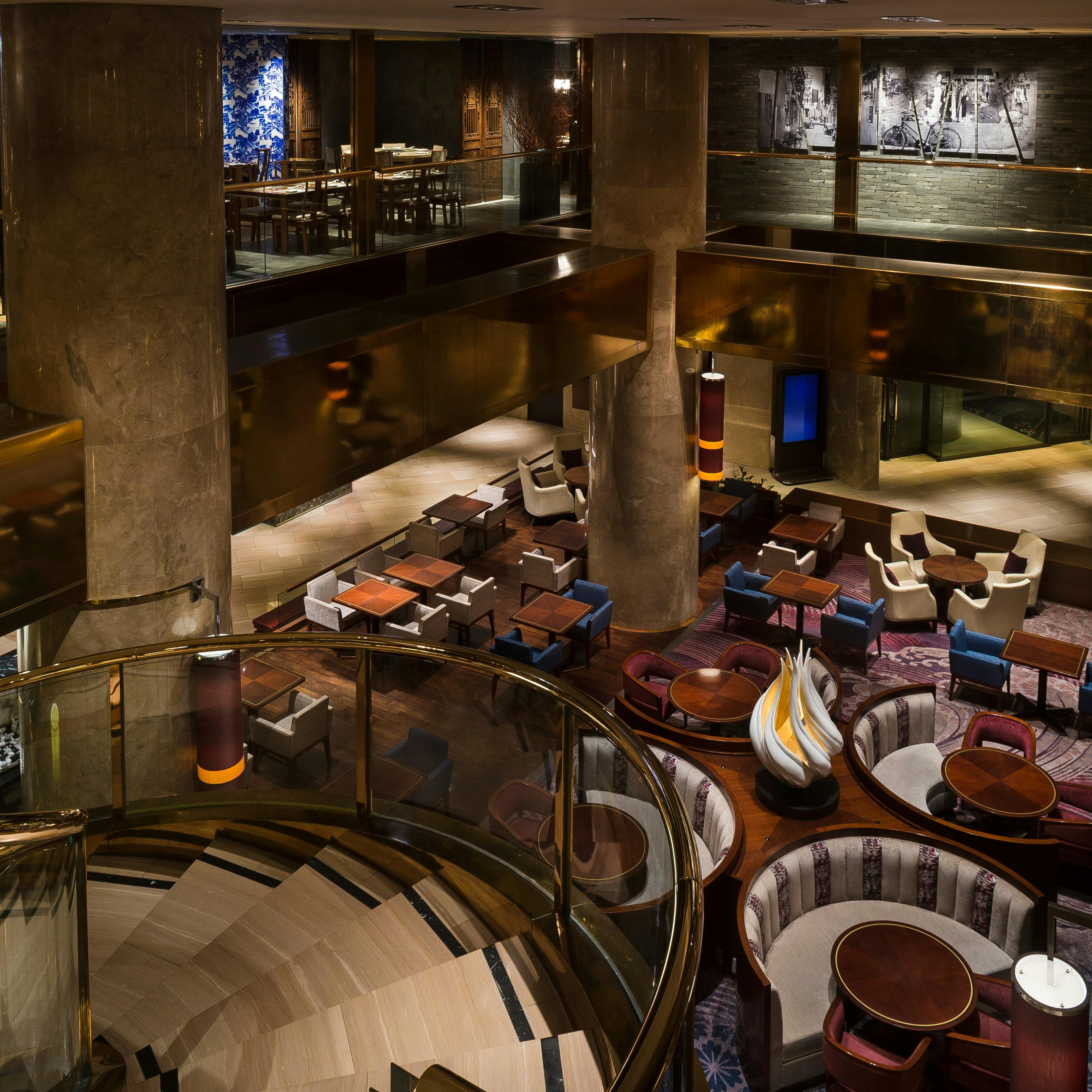 2階まで吹き抜けの高級感溢れるラウンジ