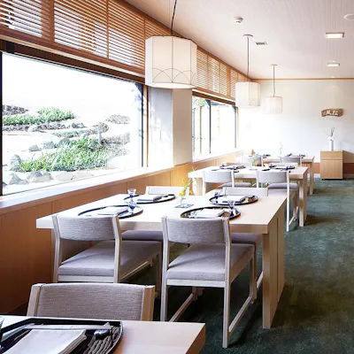 近海の魚介や淡路牛、島の野菜を使用した季節の創作料理と鮨