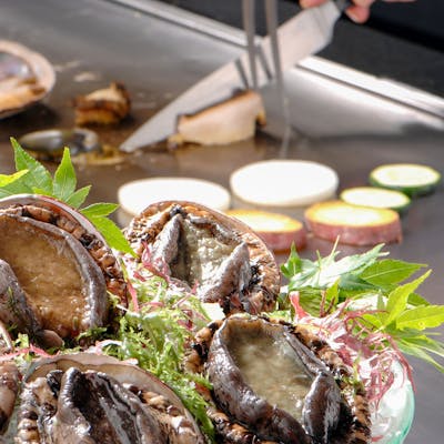 活け鮑や瀬戸内の鮮魚もおすすめです