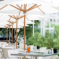 オープンエアのテラス席で楽しむイタリア各地の料理