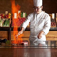 食材を選ぶ楽しみ。ダイナミックに料理を仕上げていくシェフ。