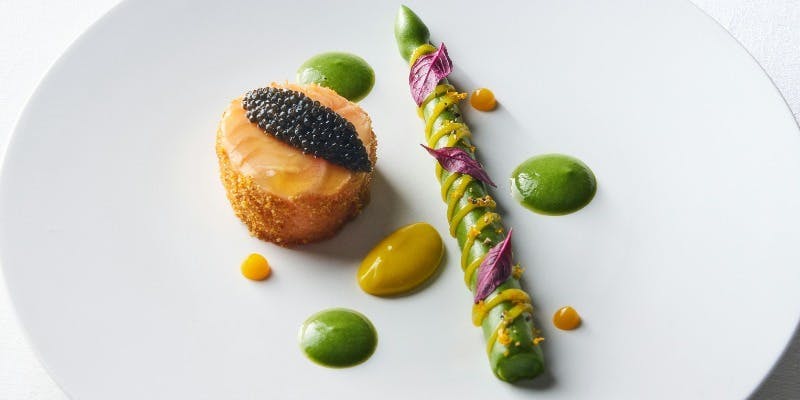 旬の味覚と伝統的なフランス料理を楽しめる6品ランチフルコース