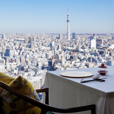 37階からの眺望と共に、本格的広東料理をご賞味下さい