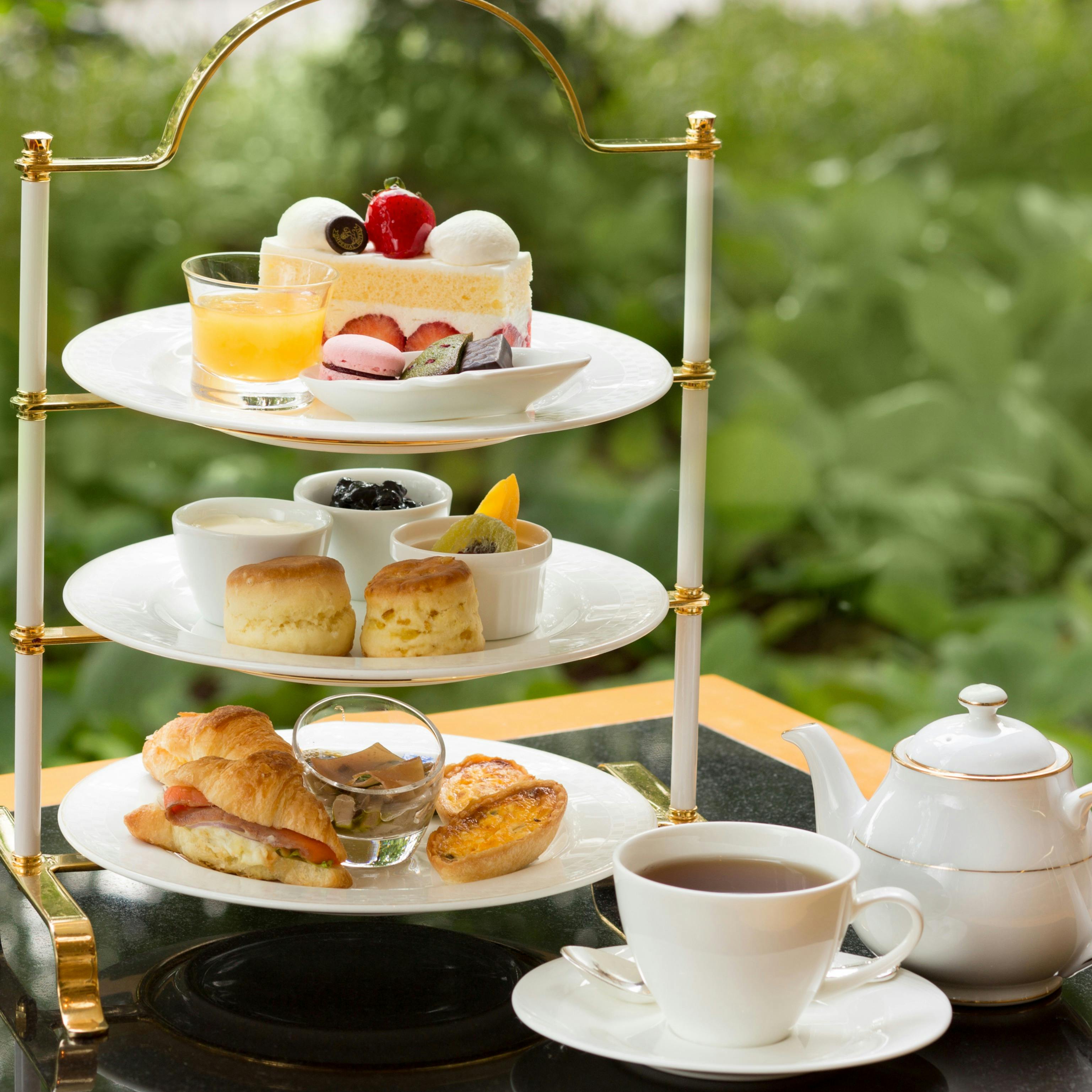 暖かい陽光と涼しい水のオブジェで心地よい午後のひとときを