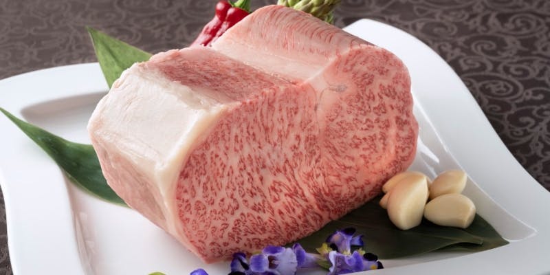 【牛彩コース】黒毛和牛サーロインや鮑の鉄板焼など全9品＋選べるドリンク付（個室も可）