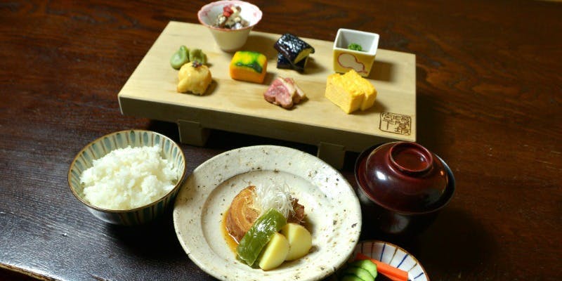 【豚柔らか煮定食】じっくり煮込んだ豚柔らか煮を味わうランチ