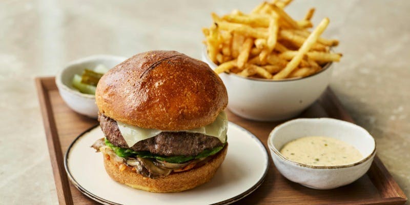 バーエリアで嗜む、和牛バーガー＆Peterビールセット（平日限定）