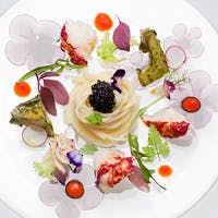 全国から取り寄せた旬の食材を美しい料理