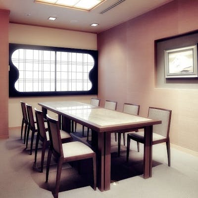 落ち着いた雰囲気の店内で、日本料理をごゆっくりご堪能下さい