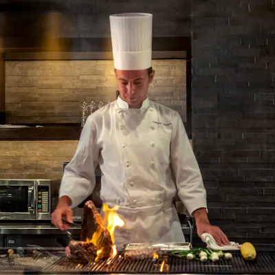 備長炭炭火焼グリルで焼き上げる極上ステーキ