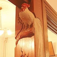 数え切れない見事な彫刻と和洋融合の妙