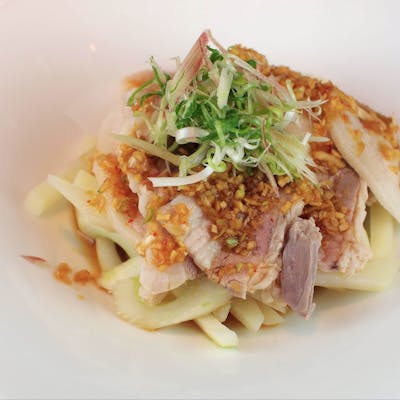 新鮮な魚介類、畑から直接届く有機野菜、健康的に育てられた豚・牛・鶏、素材の料理