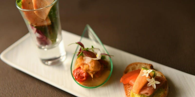 【Le Ciel Bleuコース】アミューズ、オードブル、魚介とお肉料理（窓際席）