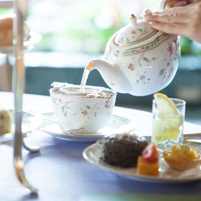 豊かな香りに包まれながら、本格的な英国スタイルのアフタヌーンティーを心行くまで