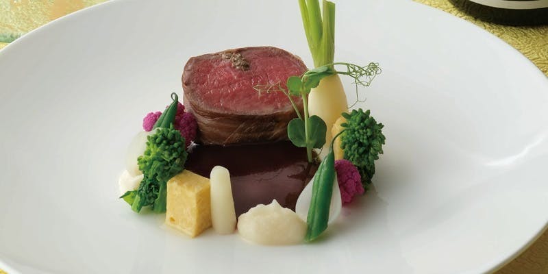 【ランチBコース】オークラ伝統のコンソメスープもお楽しみいただけます（土日祝限定）