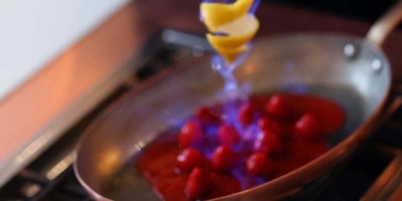 【ランチCコース】デザートはフルーツジュビレのフランベデザート（土日祝限定）