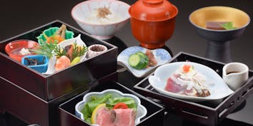 【一楽】季節の煮物、焼物、揚げ物などをお楽しみいただける三段弁当 - 金沢茶屋　割烹 つづみ
