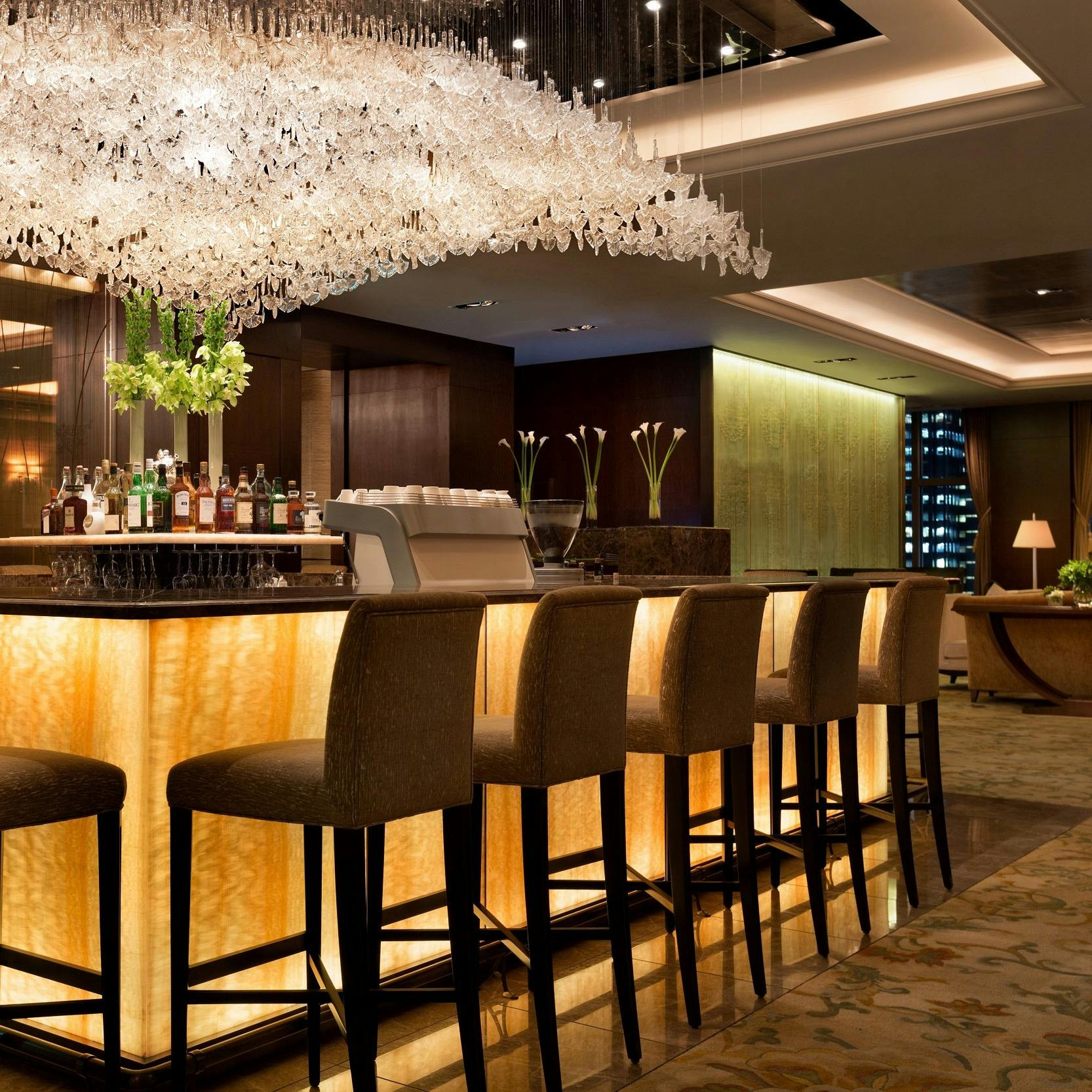 シャンデリアの煌めきと、窓の外に広がる東京のランドスケープをお楽しみください