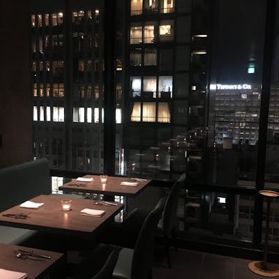 喧騒から逃れた裏通りの「隠れ家」レストラン